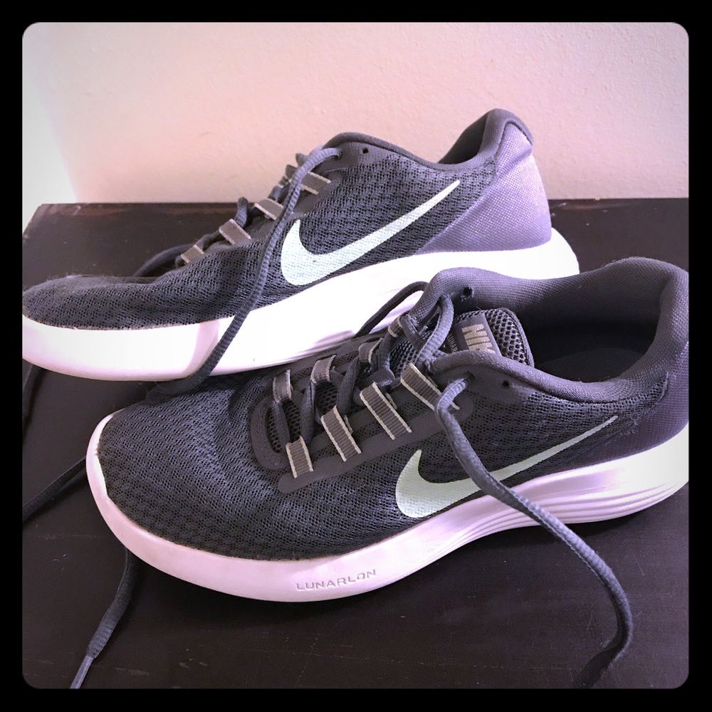 Nike Tennis Shoes Sz 8